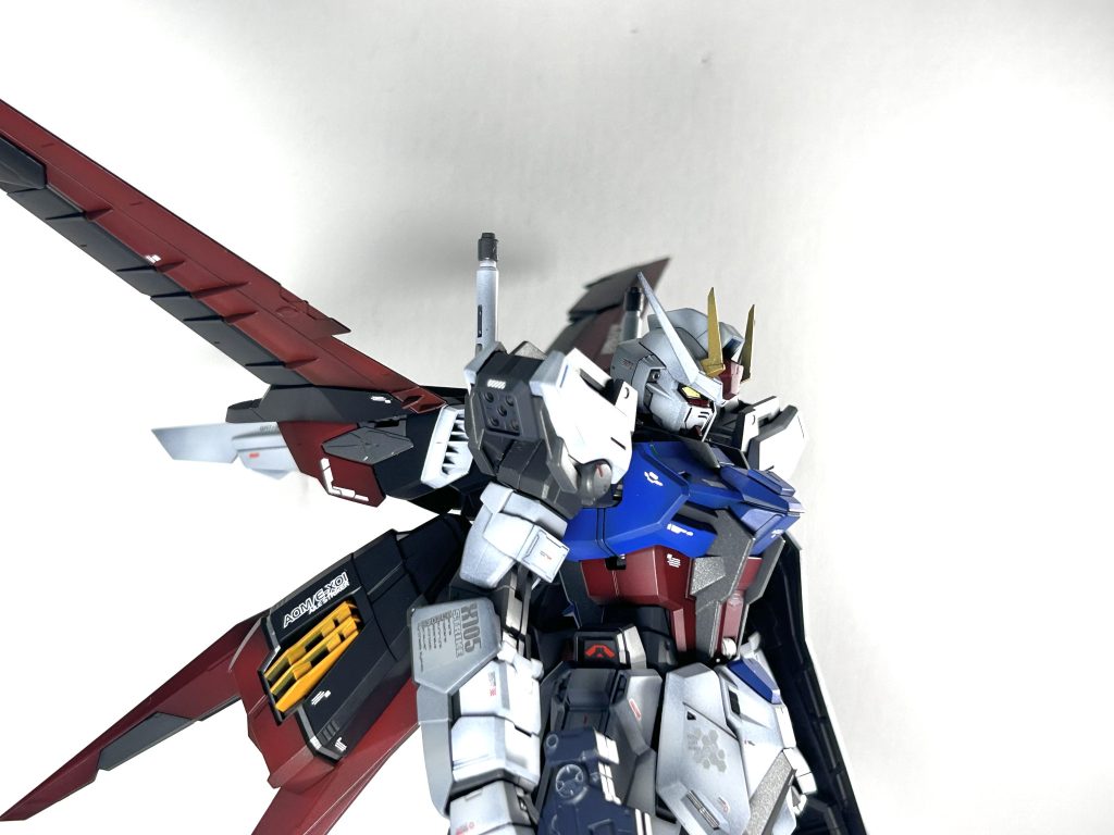 暗めの赤に鮮やかな青が映えます。