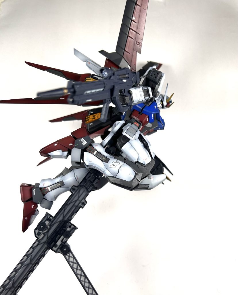 最近公開されたルージュのポージングで飛翔しながらライフルを構えるあのイラストが大好きです‼️