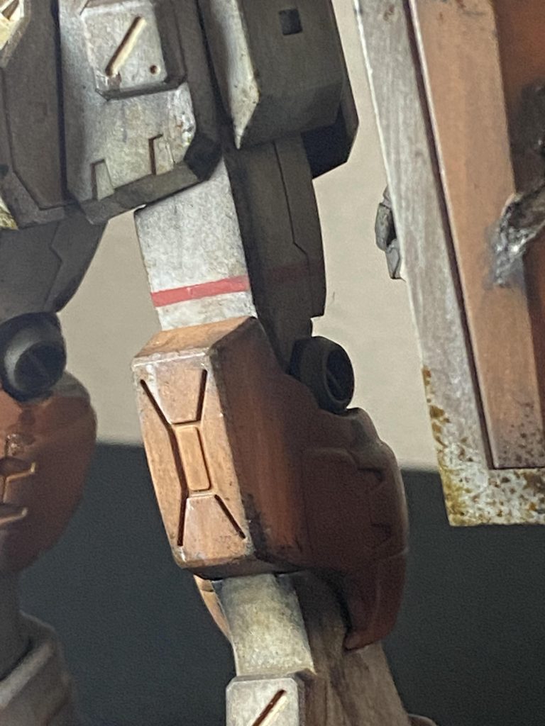 左脚の赤いラインは手描きです🖌️✨ウォッシングの時に少し滲んでしまいましたが、むしろいい風合いになりました💦スポンジチッピングも初めて上手く行きました✨