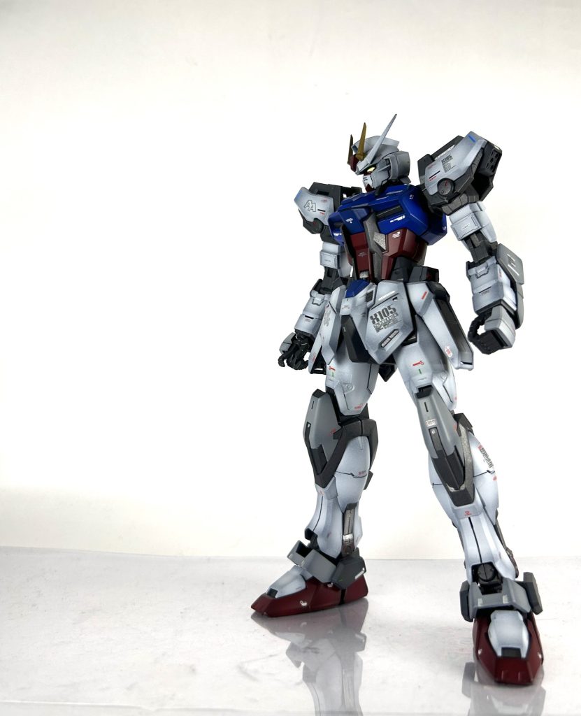 今作もグレーを散りばめました。立ち姿が様になりますね‼️