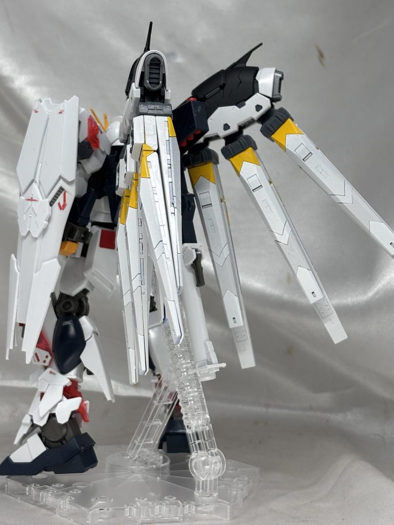 ヨナたちがいた強化人間施設の生き残りが乗る想定で作ってるんでNT兵器は平気で使います。RGのHiνガンダムのバックパックを基部から移植してファンネルコンテナにしてます。