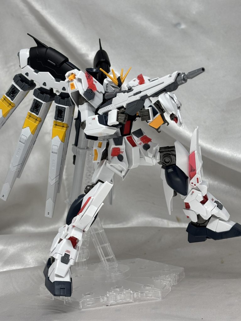 いわゆるSEED撃ちより両手でしっかり撃ったほうがνガンダムに似合う気がします。撮影できてないことに気づきましたがシールドはνガンダムのものに追加装甲を足して分厚くしてます。