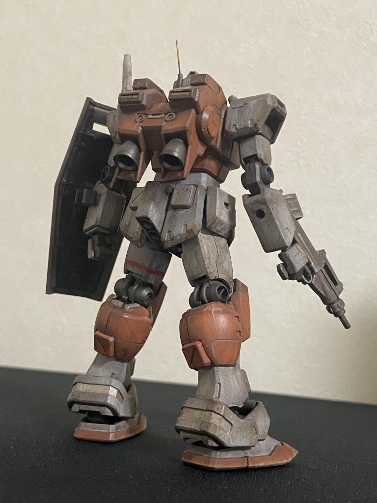 バックショット📷✨パツパツのふくらはぎがたまらないです♪バーニア周りのススも忘れずに施しました(^^)肩とふくらはぎの合わせ目は独自解釈で「増加装甲の切れ目」ということにして、段落ちにしました😅他の合わせ目はノコギリなどを初使用してなんとか消しました💦