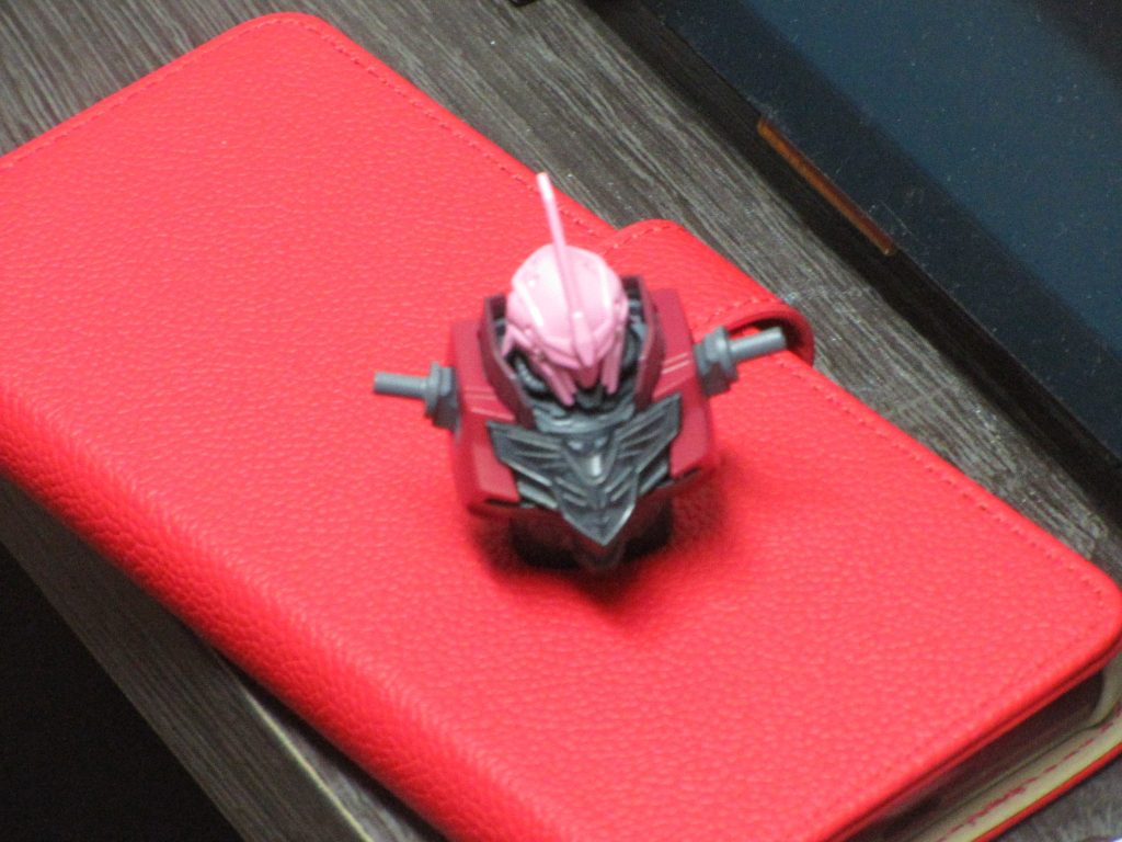 胸の飾りはグレー2色の塗り分けで石細工っぽい感じに。