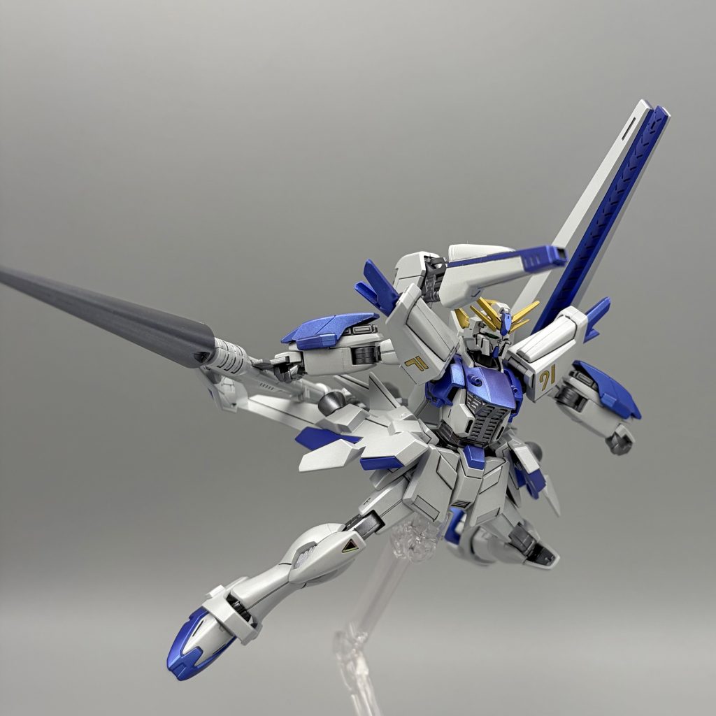 バックパックには2種の射撃兵装を装備しています。片方はF91のヴェスバー、ジェネレーター直結式のなんかすごいビーム砲。