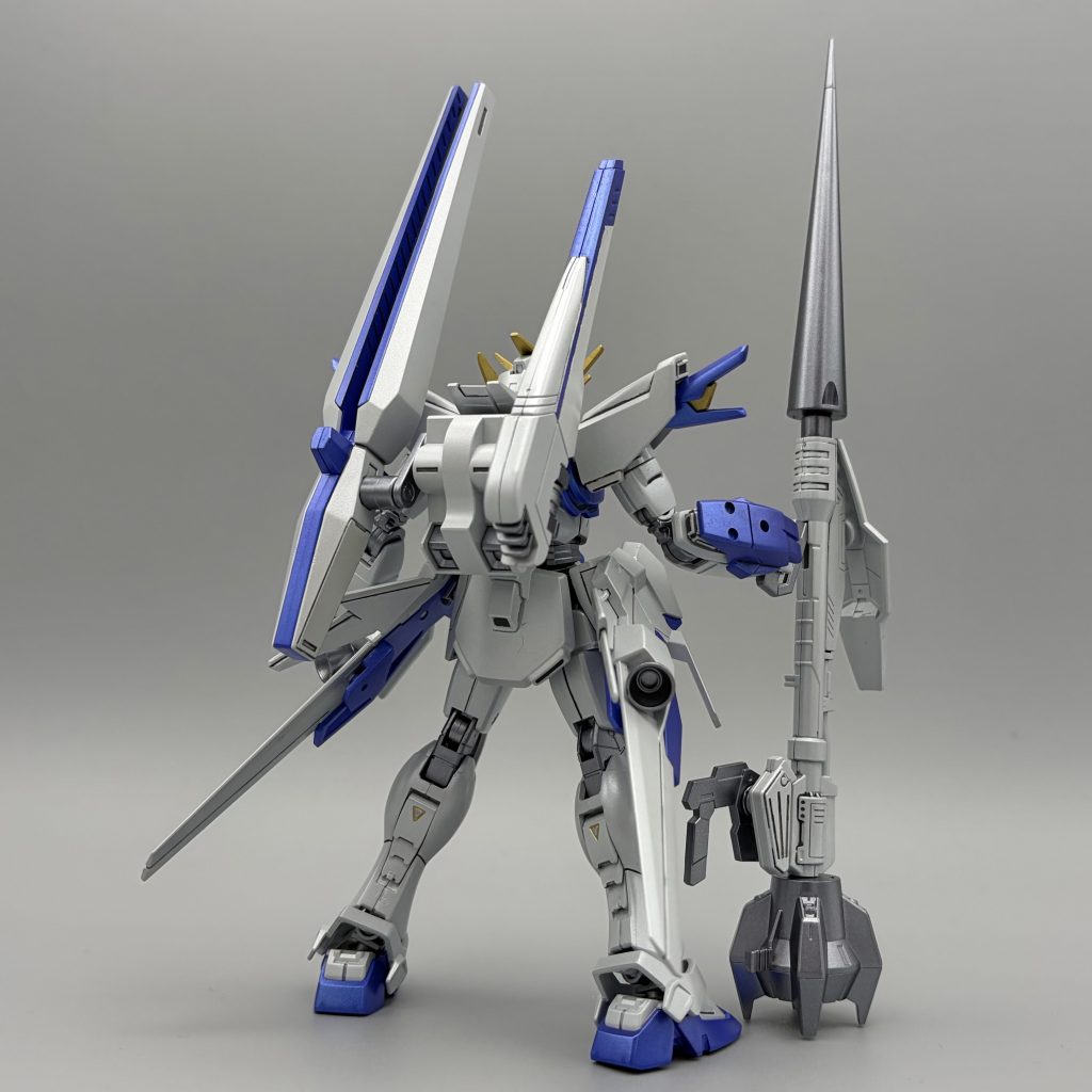 元キットである「F91」は背面に2軸のジョイントがなかったので、力技でありますが改造し2軸のバックパックを接続できるようにしてます。