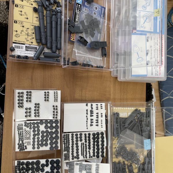 MS本体の下半身を高機動型ザク地上用で行くことに。一撃離脱の逃げ足重視に拘って行こうと思います。　なかなかモチベ上がらず、ディテールUPパーツを外して削ってを繰り返し、やる気が充実するのを待ちました。さて、やるか😆（3枚目）