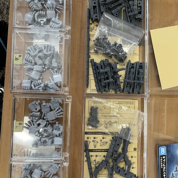 MS本体の下半身を高機動型ザク地上用で行くことに。一撃離脱の逃げ足重視に拘って行こうと思います。　なかなかモチベ上がらず、ディテールUPパーツを外して削ってを繰り返し、やる気が充実するのを待ちました。さて、やるか😆（4枚目）