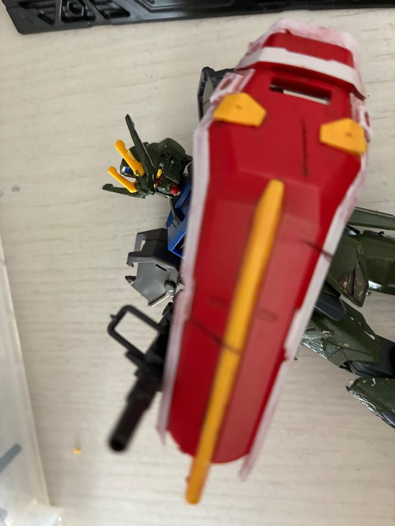 機体や縦には傷跡が多くついている。工具とかはなかったのでカッターで切り傷を入れたり、ニッパーでカットして、できた傷に茶色の塗装ペンを塗りました。