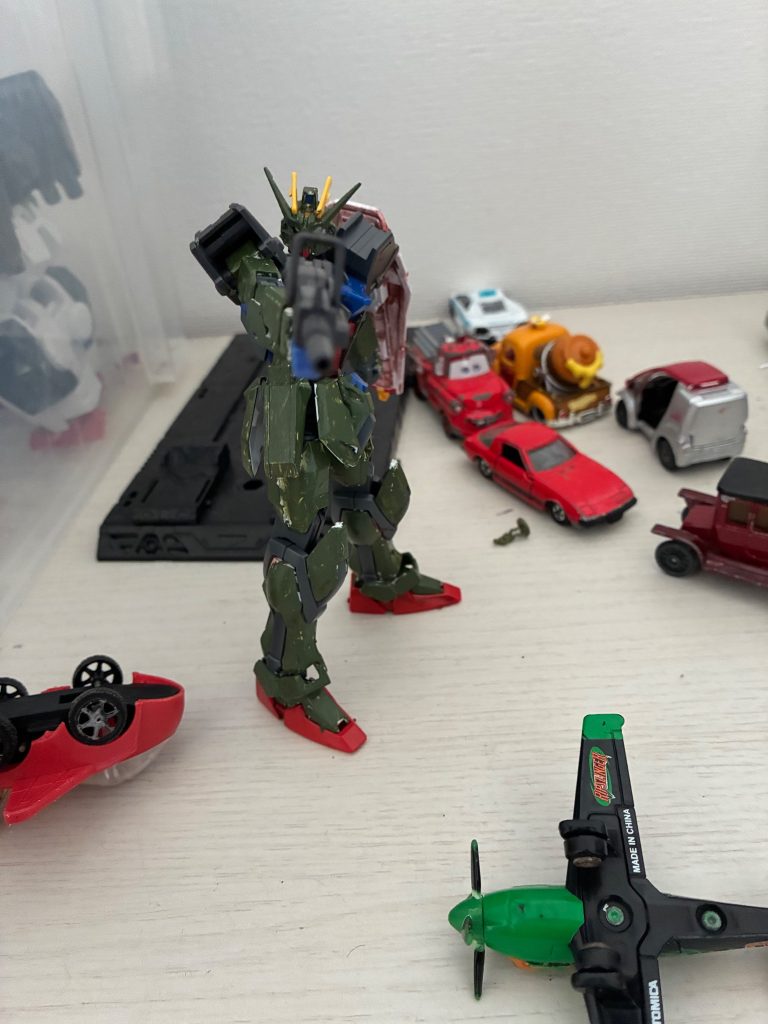 メイン武装はマシンガン。実弾兵器でありながら、ジン程度のモビルスーツの装甲であれば容易に貫ける。