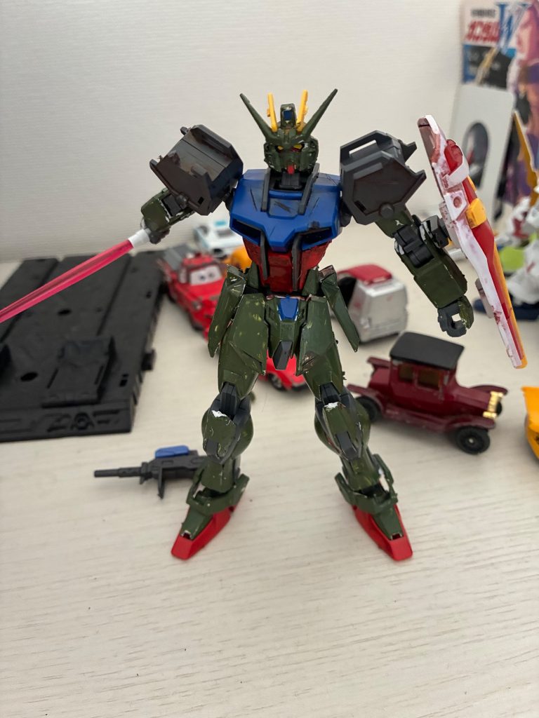 サブはビームサーベルだが、密林での戦闘が主なのでほとんどはアーマーシュナイダーで戦っている。