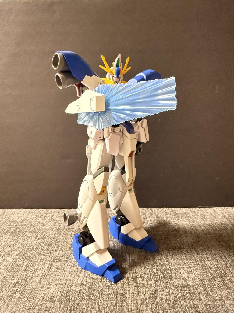 ■ペルセウスガンダム 技術的影響と評価③さらに、防御装備として試験的に採用されたビームシールドも重要な技術的転換点である。当初は26m級MSに対してシールド面積が限定的であったものの、大型融合炉による高出力を活用することで実戦に耐えうる防御性能を確保することに成功した。この成果は後の小型化研究へと繋がり、数年後には15m級MSへの実装が可能となり、以降の標準装備として広く普及することとなる。これらの要素は、ペルセウスが単なる過渡期の試作機ではなく、「次世代MS技術の橋渡し」として機能したことを示している。特にクロスボーン・バンガード系技術との親和性は高く、本機は結果として連邦・非連邦双方の技術体系に影響を残した、極めて特異な位置付けの機体であったと言える。&nbsp;