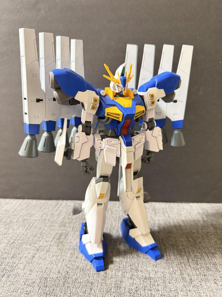 ■ミノフスキー・ターボ（Minovsky Turbo）概要①ペルセウスの背部に搭載されたシェルフノズルはミノフスキーターボとしての機能を併用する。ミノフスキー・ターボは、従来のミノフスキーフライトが担っていた「浮遊・揚力生成」機能を拡張し、生成したミノフスキー粒子場を推進制御へ転用することで、短時間ながら疑似的な推力増強を可能とした発展型システムである。■特徴●1）浮遊だけでなく推力として利用通常のフライトが「浮く技術」なら、ターボは「押し出す技術」。つまり空中での急加速、急旋回、急制動が異常に鋭くなる。●2）副作用としてジェネレーター出力を一時的に強化粒子場制御により炉心の出力特性を一時的に最適化し、瞬間的に出力を引き上げる。ただしこれは“強化”というより、安全リミッター解除に近い現象。●3）時限的作用過負荷が避けられず、連続使用は不可能。「短時間だけ怪物になる」代わりに、冷却と整備を必要とする。