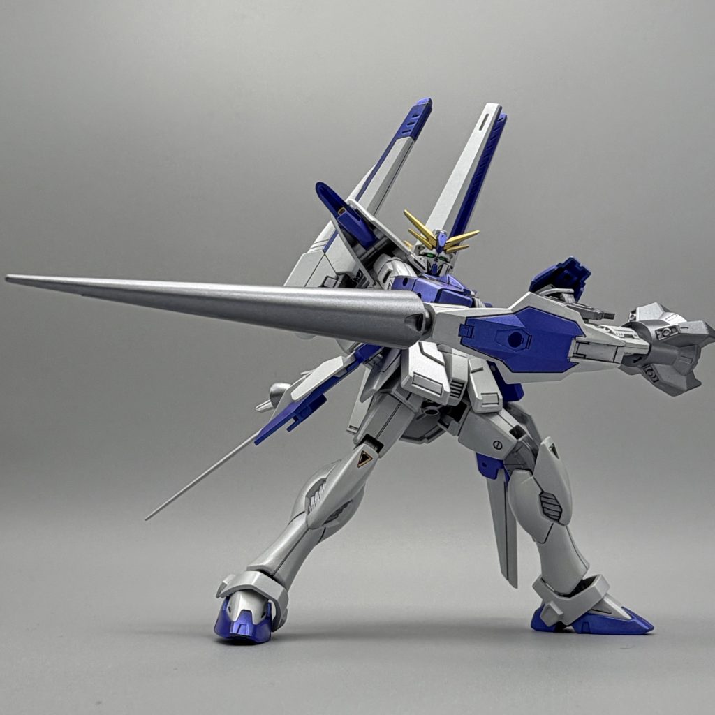 手持ちの武装は「M91」のMランスを参考に、ビームランチャーを改造したランスです。中央と後方部分にグリップがあるので両手で構えられます。