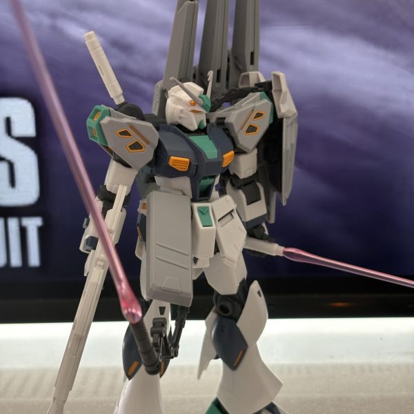 HGアリュゼウスの中の人こと量産型νガンダム半壊状態です素組💦このままでも充分素晴らしいですね👍ただ私は勿論全塗装するのでこれからアリュゼウスの装甲パチ組してバラしてからの皆さん大好きヤスリ掛け‼️ゴールデンウィークにヤスリ掛けなんて本当贅沢な時間の使い方だな笑笑その前にクスィーも控えてるんだ‼️時間がなんぼあっても足りない💦でも完成したらそんな苦労も忘れしまいますよね😁この量産型νガンダム半壊状態ってモデラーさん達の俺ならではの半壊状態ってのが沢山投稿ありそうですね楽しみです😊色んな形態で遊べるキッドを出して来るBANDAIは素晴らしいですね👍(2枚目)
