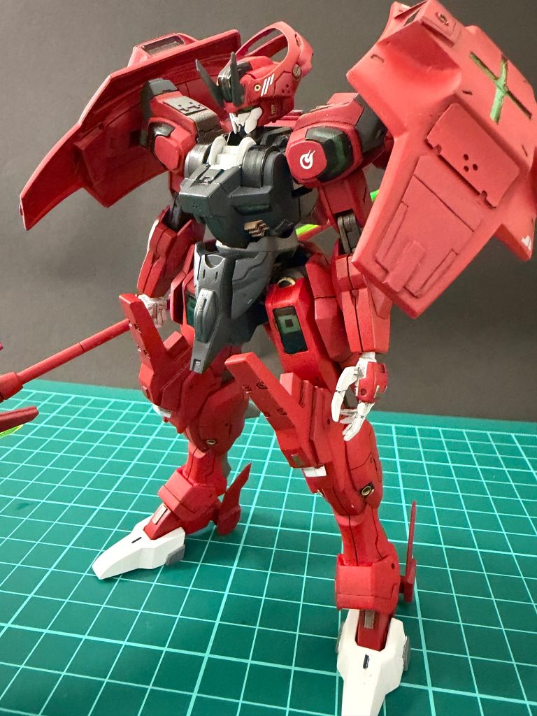 ガンダムシュバルゼッテにスジ彫りの追加と、ディテールアップパーツ、ダリルバルデパーツを貼り付けて、色はダリルバルデに寄せてみました。グエル搭乗機で「GUND-ARMは使わないんじゃないか」と思ったので、カメラアイ等グリーンに変更しています。