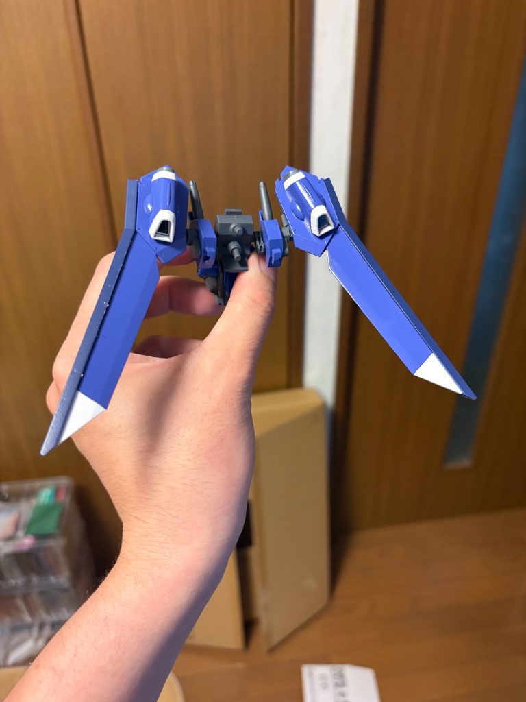 バックパックはイモジャの翼を使いたく、そのまま移植するのではなにか足りないなと思ったので基部をシナンジュ･スタインのものを使いました。ノズルとかスラスターがたくさんあって速そうな見た目になりました( 'ω')
