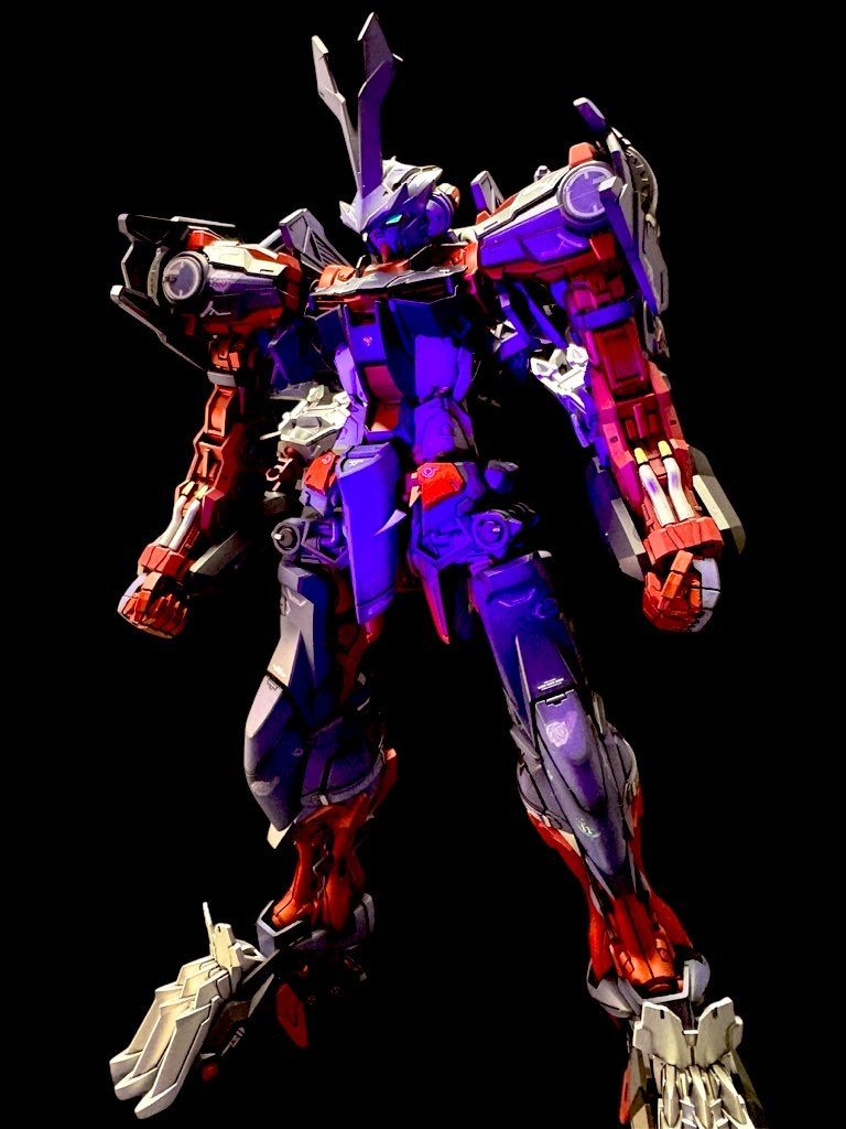 レッドフレームの赤より禍々しい赤を目指して調色・塗装しましたが普通の赤でした( ; ; )なのでレッドフレームがミラージュフレームの装甲を装着した風に見えます汗