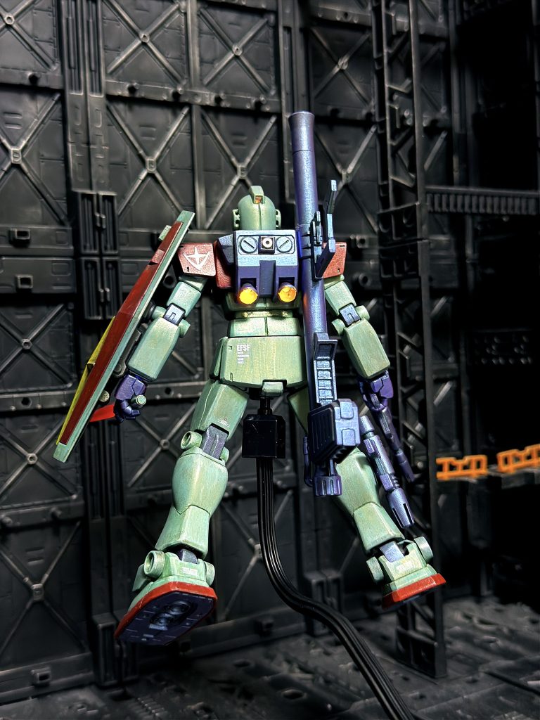 バイザー、メインカメラ、ビームサーベル、バーニアは蛍光塗料で光ります。