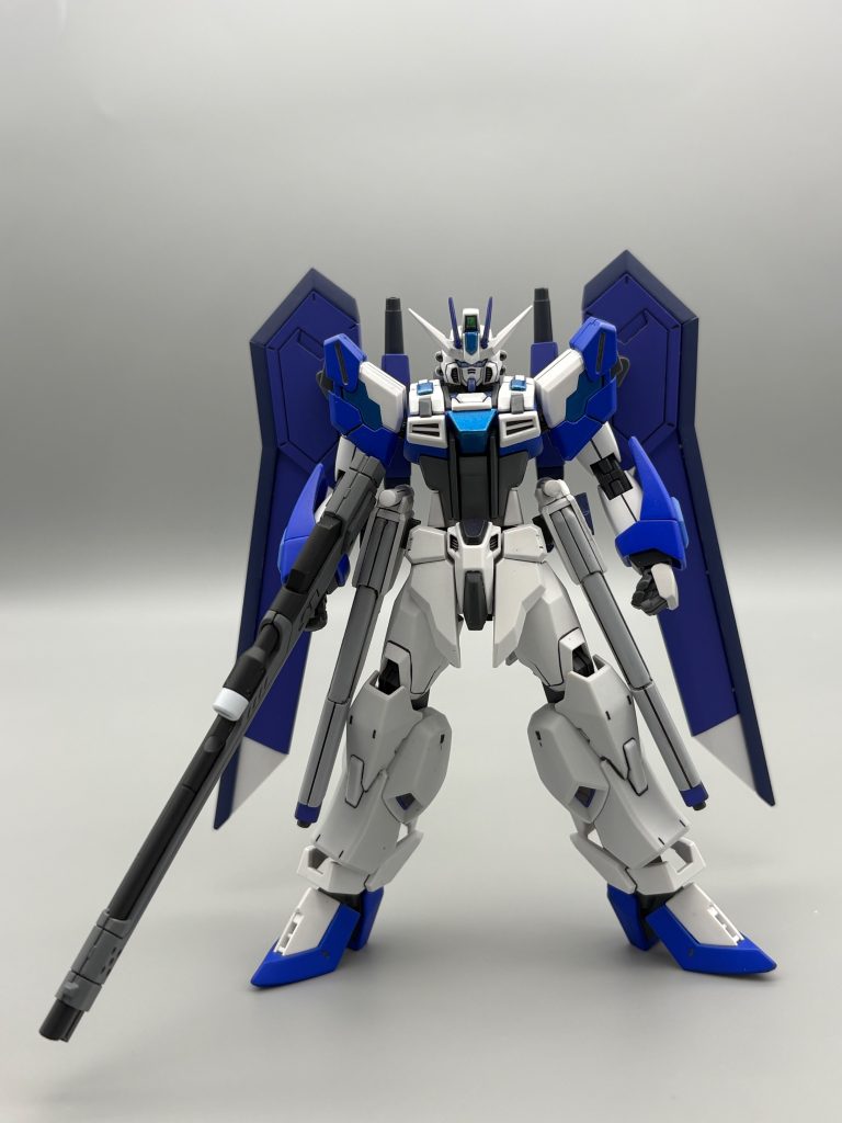 前面。青白グレーで纏めつつ、新たにタミヤのブルーパープルをバックパックと下半身の一部に使いました。武装に関してはシンプルなもので纏め、ごちゃごちゃしないようにしました。