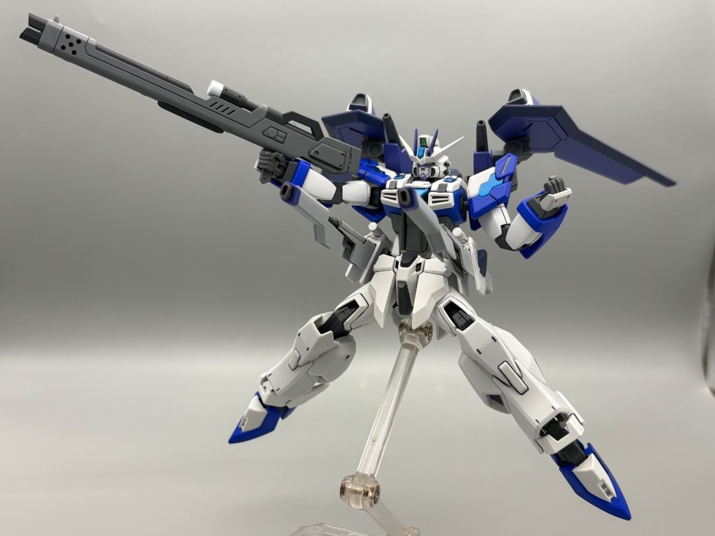 腰部のレールガンと合わせてフルバースト！レールガンはライフリのものですが、横についていたサーベルはフリーダムのレールガンの上部を切り取って同じように上部に取り付け。横の元々のラックは削りとってストフリのビームシールドの部分の紺色のパーツを付けています。