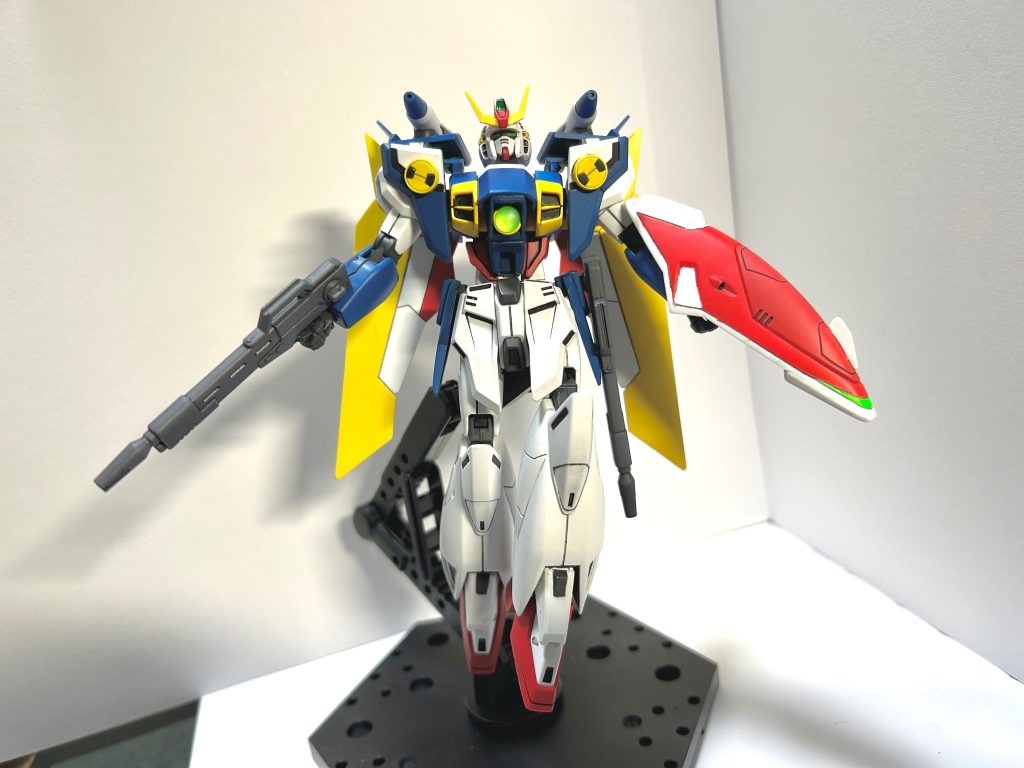 最後にウイングガンダムといえばのポーズ（笑ありがとうございました！最初はなんとなく雰囲気で組み上げましたが、思った以上の出来で大満足です。まだまだプラモの腕と撮影技術が乏しいのでこれから投稿して鍛えていきます！自分は作るガンプラは今回のような「〇〇風〇〇」みたいな塗装キットが多いです。たまに普通に作りますが…次回もぜひぜひ宜しくお願いします。