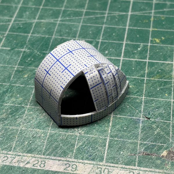 絵を見るとですね、左右で肩の装甲の形が若干違うんですよ…しょうがないので左右で一つずつ制作しました、細かい造形は追々作るとして、まずはベースって感じですね。（4枚目）