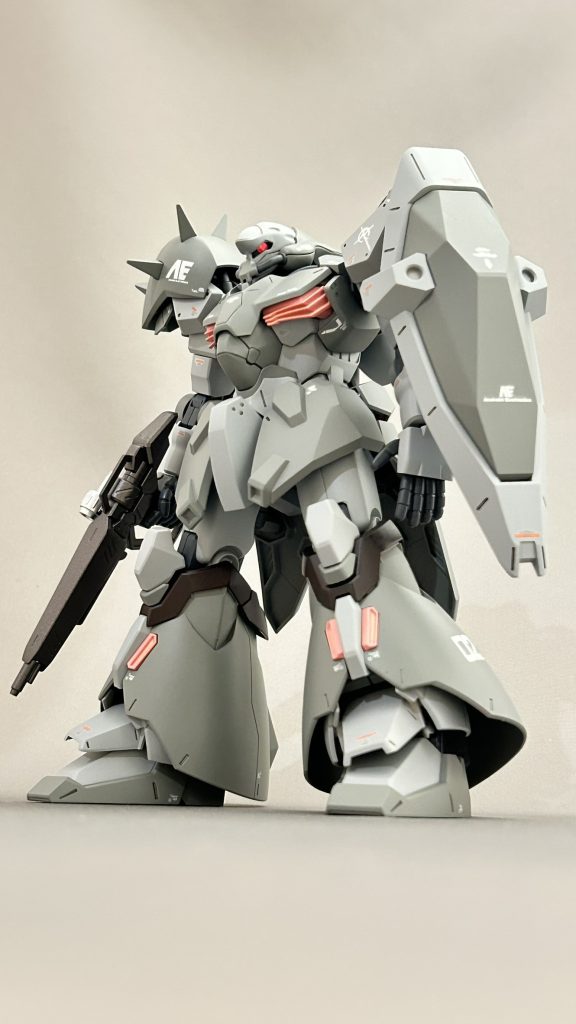 ザクとドムの良さをミックスさせたお気に入りの機体です。&nbsp;実は映画は1作目しか見ていないので早く見たいです。 次の作品は超大型キットなのでしばらく時間がかかりそうです。