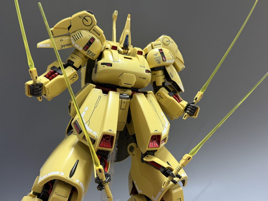 隠し腕？を使いビームサーベルが４本持てるのに２つしか付いてないとゆう…お高いMGやのにセコイなwバウンドドックのが全く同じやったので４本持ちできました