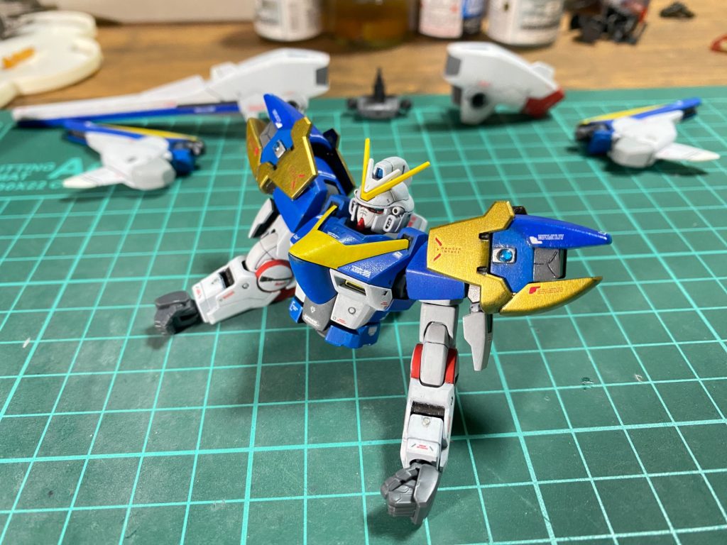 アサルトの肩アーマーは何か手を加えたくてこんな感じに。塗り分けで誤魔化しつつ、丸い部分はプラ板に穴掘ってメタルブルーで塗る→レジン　と言うことをやってみました。