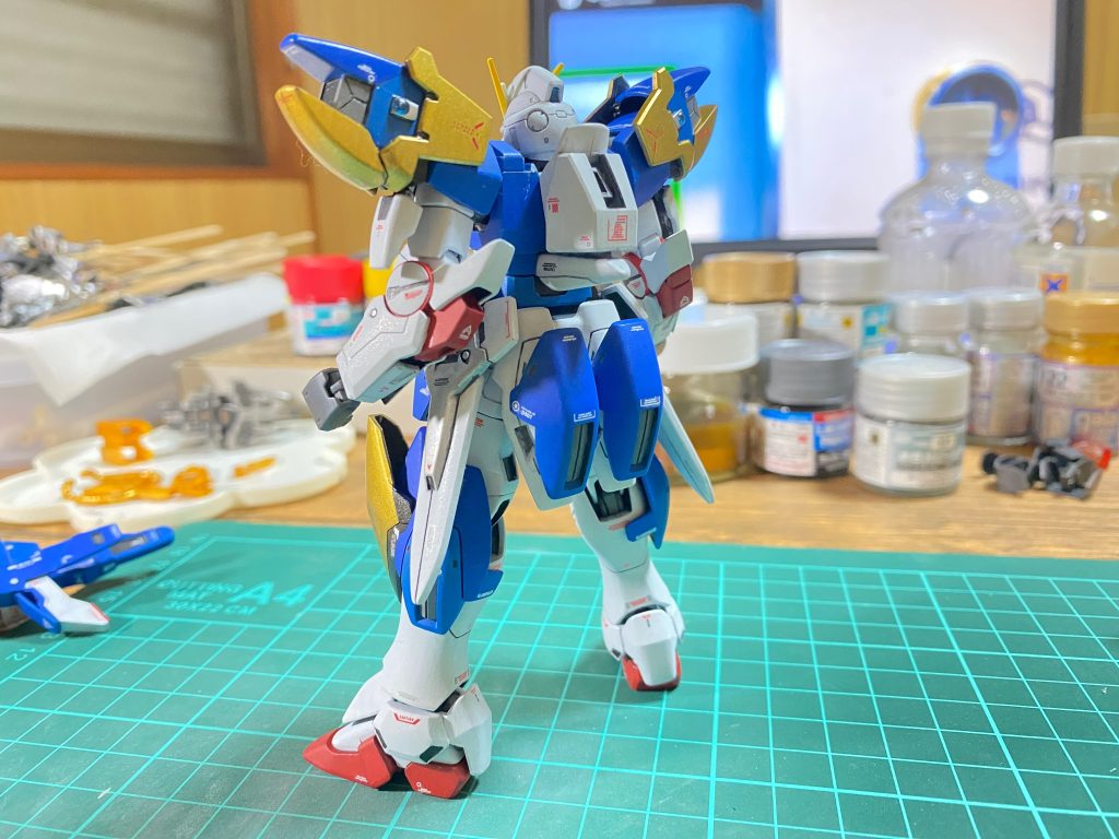 腰サイドアーマーもバランス調整のため5ミリほど？短くカットし、裏にプラ板はって穴埋め&厚み出ししています。左肩のデカール剥がれてる！？(今気付いた(笑