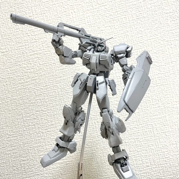 汚いし雑ですがなんとか上腕パテでもって足パーツをくっつけました写真をとってるともうこれで完成でいいんじゃないかと思ってしまいますがゆっくりでも頑張っていきますのであたたかく見守ってください&nbsp;ベースはHGユニコーンパーツにRGマークIIスカートはHGハイニューガンダム（2枚目）