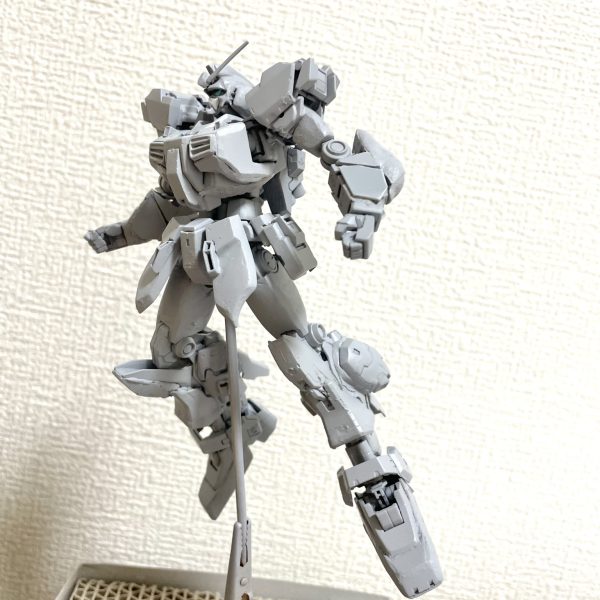 汚いし雑ですがなんとか上腕パテでもって足パーツをくっつけました写真をとってるともうこれで完成でいいんじゃないかと思ってしまいますがゆっくりでも頑張っていきますのであたたかく見守ってください&nbsp;ベースはHGユニコーンパーツにRGマークIIスカートはHGハイニューガンダム（4枚目）