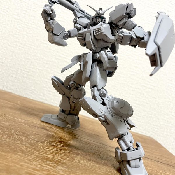 汚いし雑ですがなんとか上腕パテでもって足パーツをくっつけました写真をとってるともうこれで完成でいいんじゃないかと思ってしまいますがゆっくりでも頑張っていきますのであたたかく見守ってください&nbsp;ベースはHGユニコーンパーツにRGマークIIスカートはHGハイニューガンダム（2枚目）