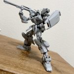 汚いし雑ですがなんとか上腕パテでもって足パーツをくっつけました写真をとってるとも[…]