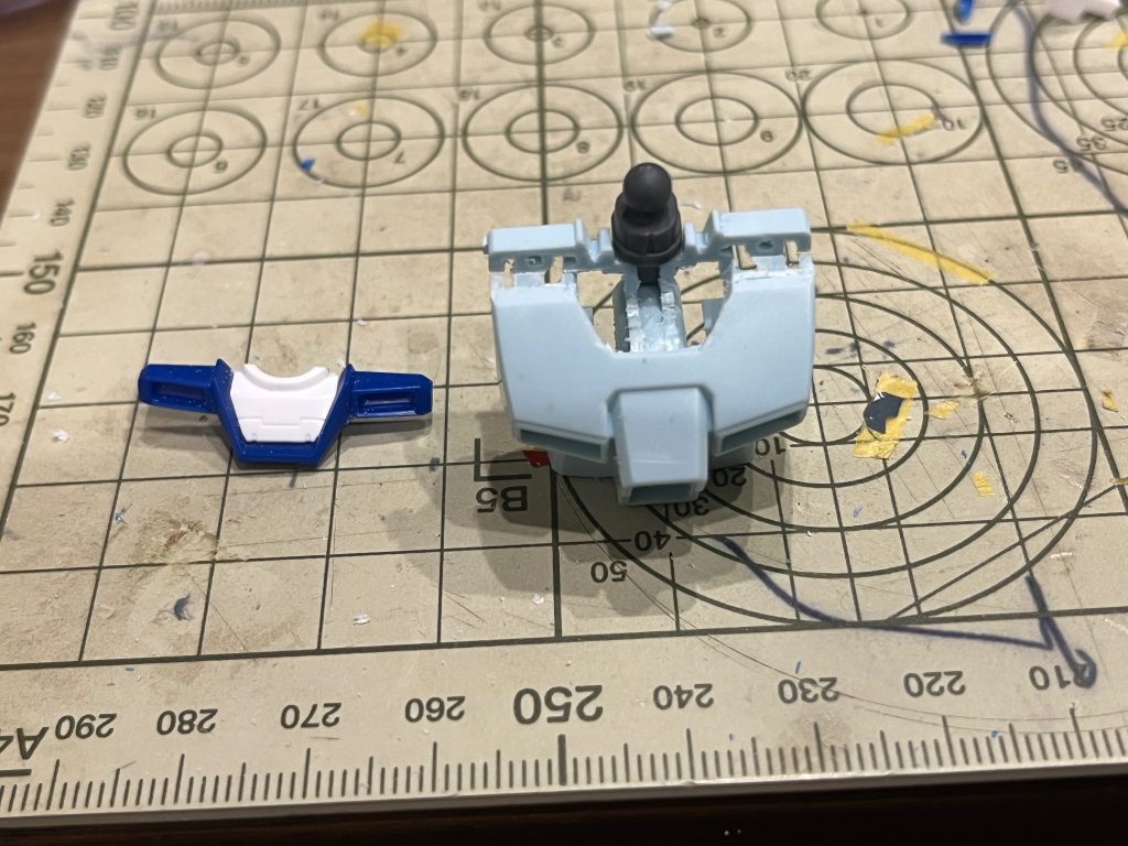 元のキットから涎かけと襟横のインテーク部分を移植しています。見切り発車で切り出したので合って良かったです。楽しいです。