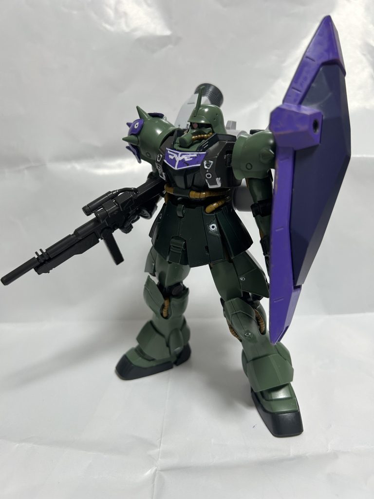 AMS-129 ギラ・ズール(ヒルデマリー・ペーターゼン専用機)ハイ・レゾナンス・ジオンのMAUヒルデマリー隊長のヒルデマリー・ペーターゼン少佐の専用機。原型機から基本性能が向上し、ジェガンJ型と互角以上の性能を有する。