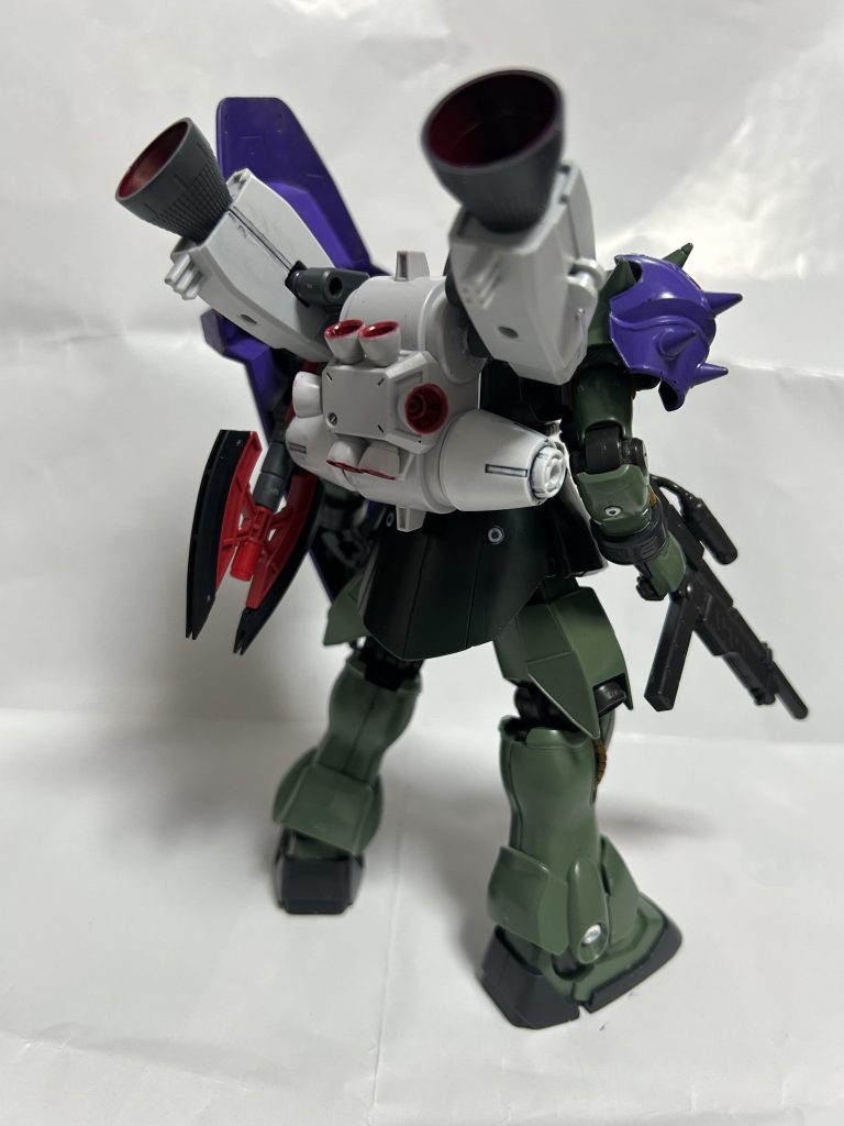 バックパックはギラ・ドーガ改の高機動バックパックに換装され、スラスター推力はザクIII改に匹敵する。カラーリングは塗料不足により胸部と両肩部パーツのみに紫のパーソナルカラーが塗られている。この配色は真紅の稲妻ジョニー・ライデンの初期搭乗機の一つと酷似している。武装はヤクト・ドーガなどと同型のビーム・アサルトライフル、サザビーなどと同型のビーム・トマホーク、メッサーなどと同型のシールドにシールド内ファランクス、トリモチランチャー。