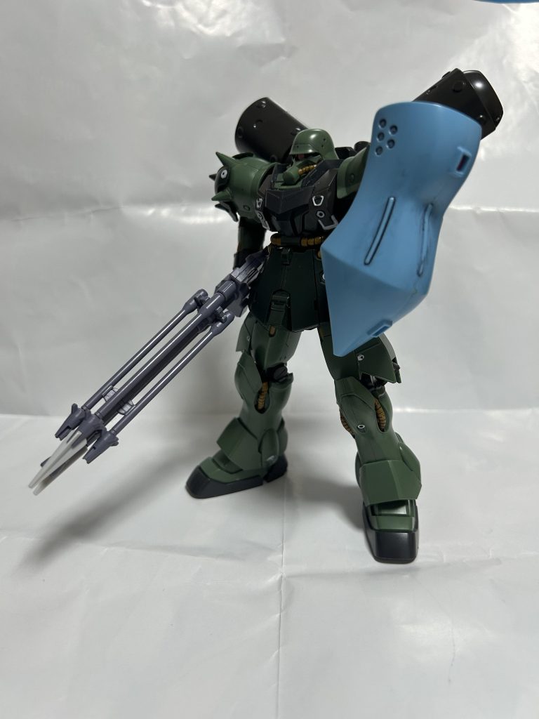 AMS-129 ギラ・ズール(アルム・アルバート専用機)MAUヒルデマリー副官のアルム・アルバート大尉の専用機。ヒルデマリー機と同様の基本性能が向上している。