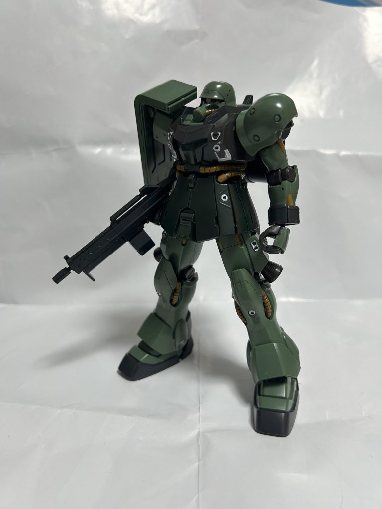 AMS-129ギラ・ズール(フレグ・ヒル機)MAUヒルデマリーの隊員フレグ・ヒル少尉の機体。親衛隊機ベースのヒルデマリー機程ではないが、ジェガンJ型並の性能を手に入れている。