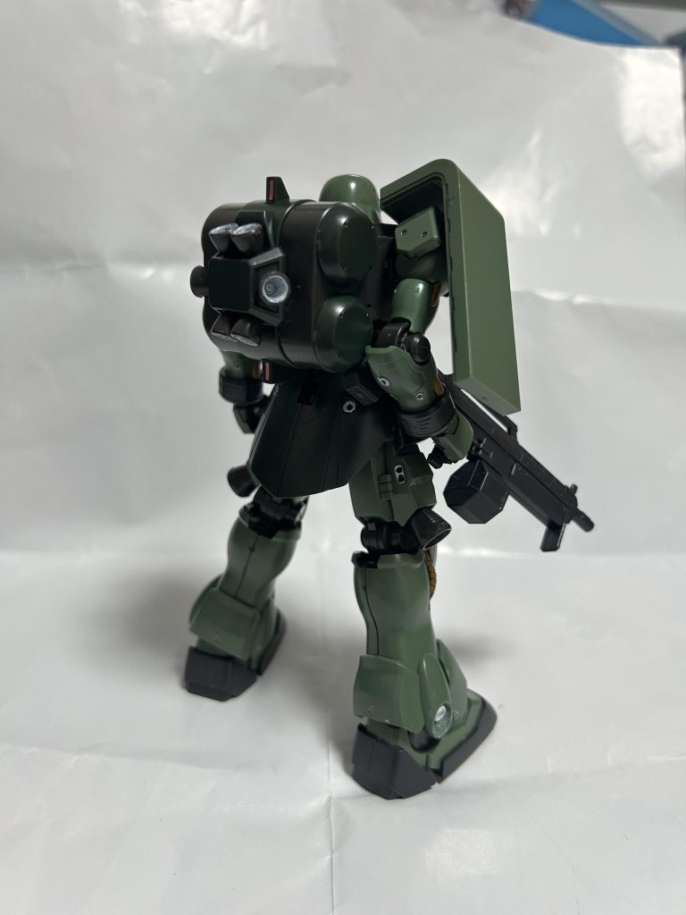 バックパックは親衛隊機が装備するギラ・ドーガの改良品を装備する。武装はザクIIIC型(後期型)やCR型(高機動型)のものを改良したメガ・マシンガン、ビーム・サーベル。