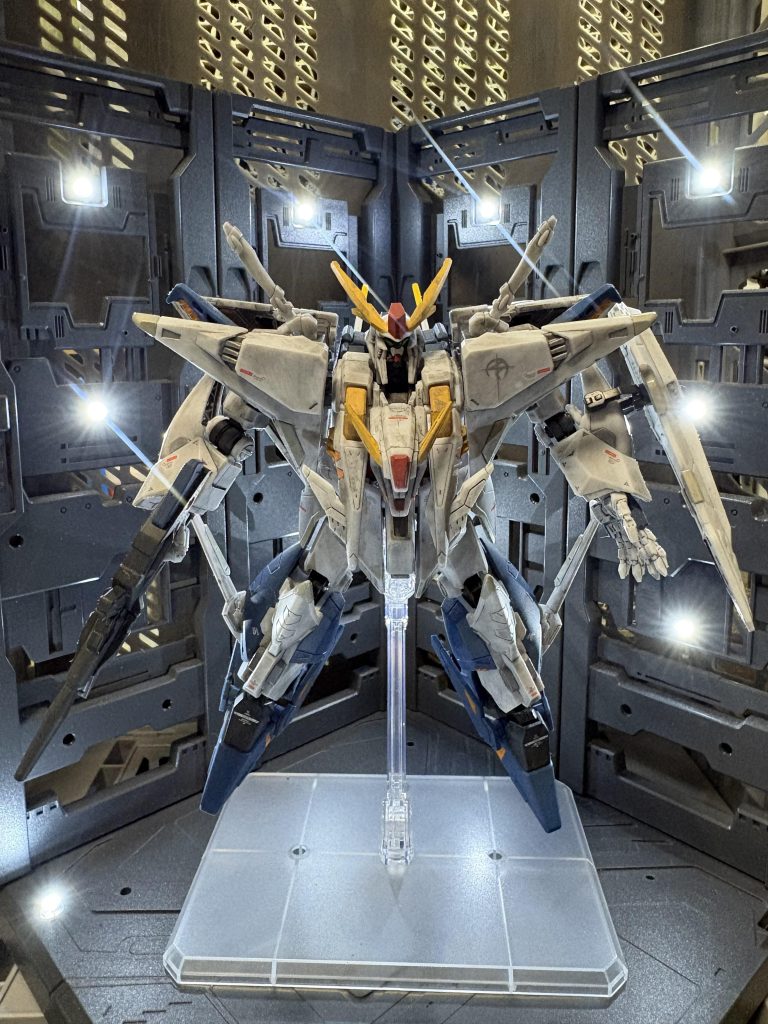 Gフレームクスィーガンダムを部分塗装、デカール、汚しで製作。