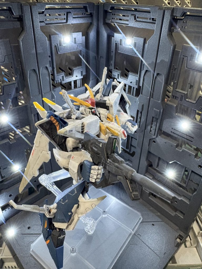 一応裏打ち部分も見える所を中心にグレーで塗装しました。