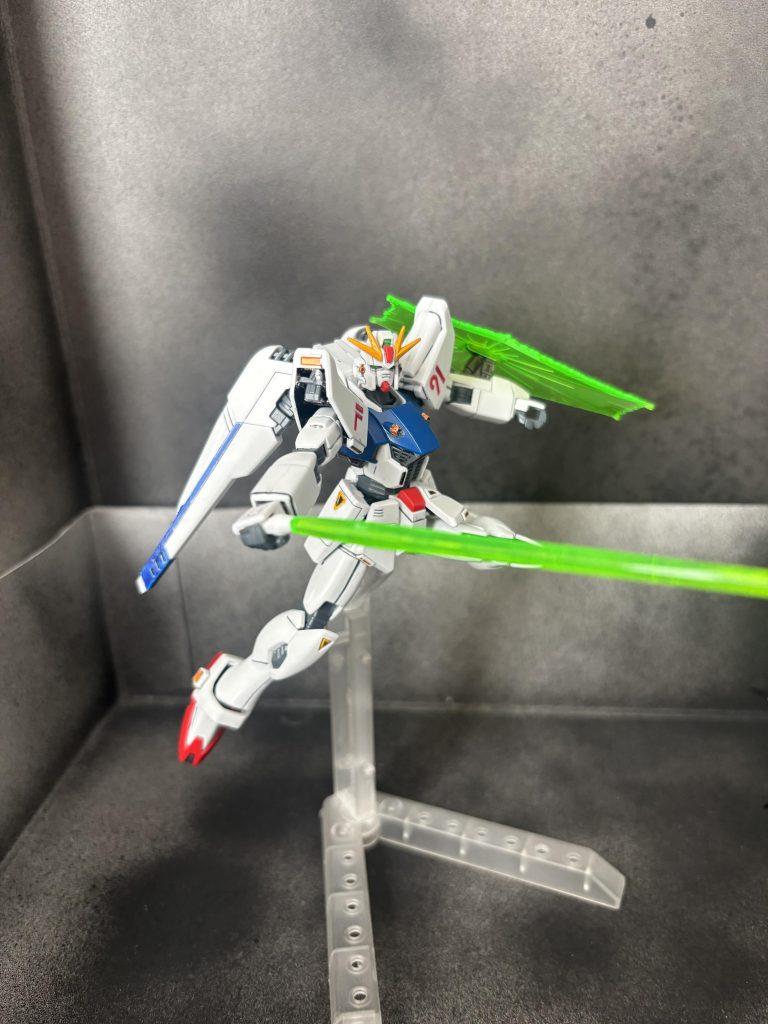 ポージングをつけている際に左ヴェスバーの胴体接続軸が折れてしまいました(gundam-kao9)とりあえず1ミリで穴を開けて真鍮線を通しておきました