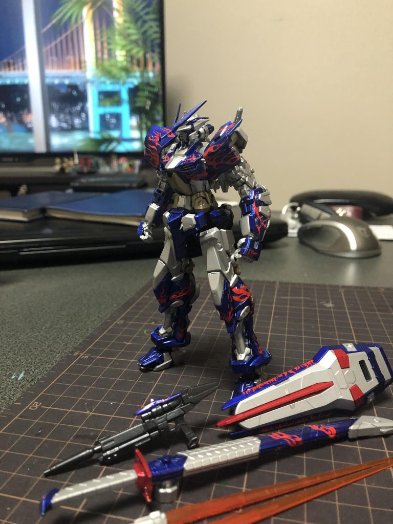 完成直後は足の先をなくしておりまして、後日部品発注しました。今も棚に飾ってあるお気に入りですね。武装が刀ですが、最後の騎士の顔面破壊大帝をイメージしました。