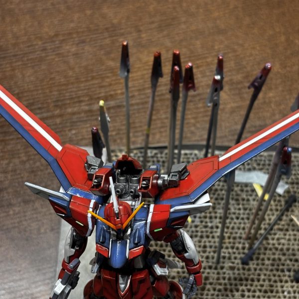 もうすでに気持ちが新しいキットに向かっているのですが、だいぶ手を入れてプロポーション修正したのでなんとか完成に漕ぎ着けたいと⭐️光沢吹いて墨入れました。何かとアクシデントの多い子で、今度は右肘関節が動かない、右手の小指が折れる・・・指だけ修正できたらつや消し吹いて完成としたいです💦ところで本機はアスラン・ザラ機として使っていたのですが、劇場版でのアスランの所属はどこなのでしょうか？オーブ軍所属ならデカール貼れるんですが・・・（2枚目）