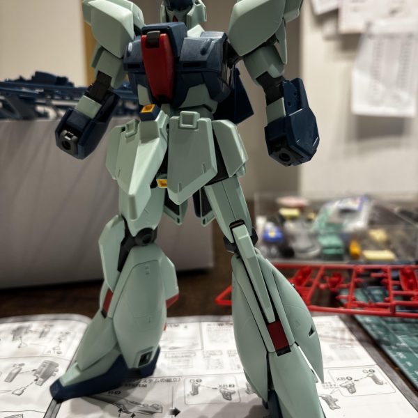 逆シャア版リガズィです。久しぶりにMG組んでいます⭐️最近の複雑なキットと比べれば簡単に組めるかな・・・と甘く考えていましたが、ハッチ開閉ギミックやミサイル発射ギミック(飛びませんがら💦)など、心地よいギミックを楽しませて頂きました😆また、最近のキットに比べるとプレーンで、どう仕上げていくか考えるのも楽しいです😊アップデートされ小顔になり、スタイル良好です❤️再販キットがなかなか手に入らないので、本キットやドムなどのように旧キットをマイナーチェンジして新商品として販売してくれないかな⭐️(2枚目)