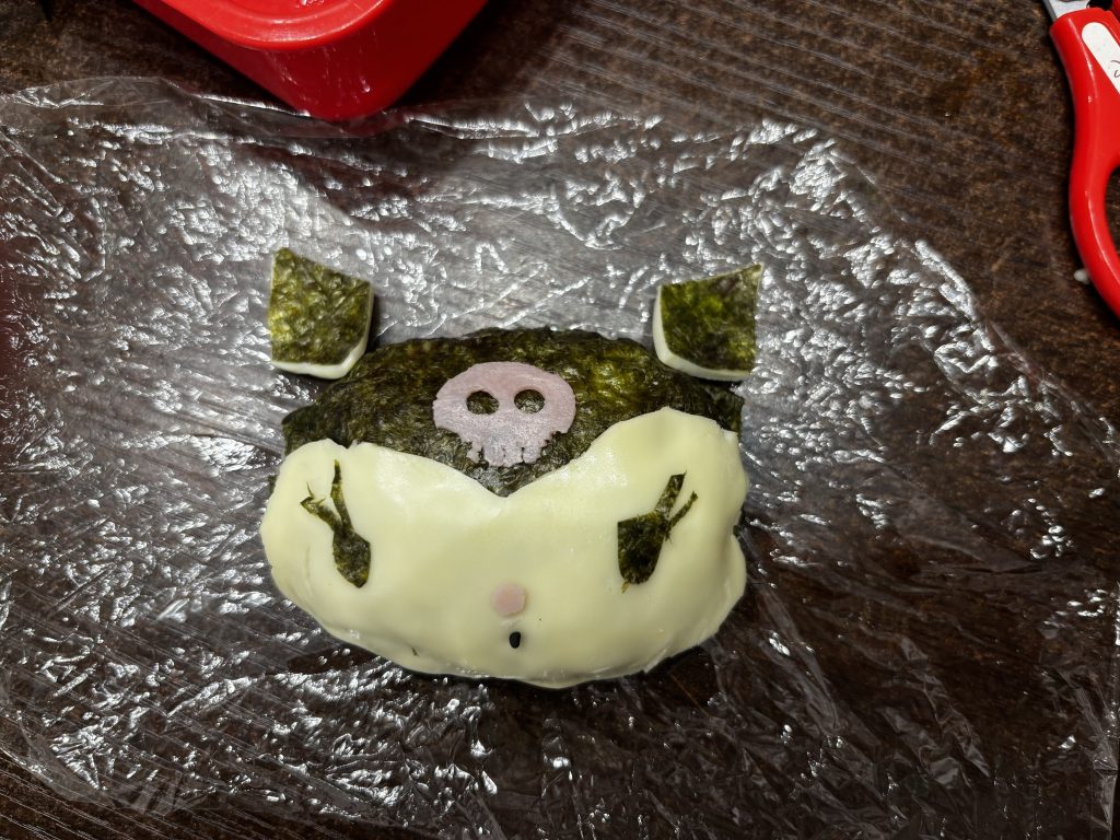 作品名：クロミちゃんをスクラッチしました‼️<p>明日は娘の1・6年生ペア遠足。年下のお友達の人気者になろうとリクエストされました😅 クロミちゃんのおにぎりをスクラッチ‼️まだまだ未熟ですが父の愛が伝われば嬉しいです❤️ ちなみにこれまでに作ったキャラ弁です。 ユニバ弁 [&hellip;]</p>
