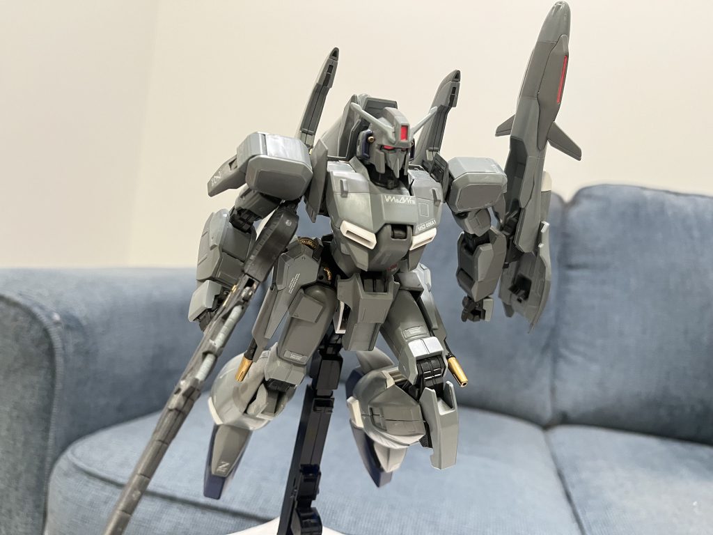 右から見るとツインアイが光っているようにかっこいいです。