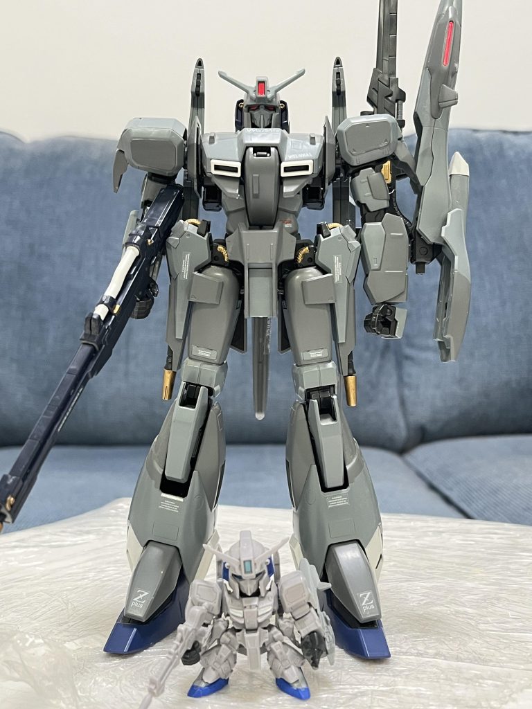 ガチャ戦士なのに腕も足も可動です!ビームライフルをはじめ、スマートガンまでの情報量が凄いです。MGの方はプレバンのゼータプラスです。発売当時入手したものであり5割の成形色のグレーを活用して簡単に仕上げた完成品です。